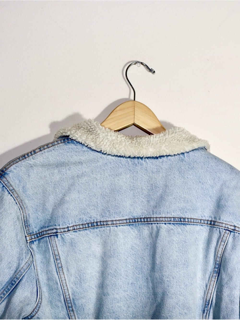 Levi's Type Iii Sherpa Trucker Jacket in Kentucky Blue Sherpa (Light Wash) - Picture 7 of 15